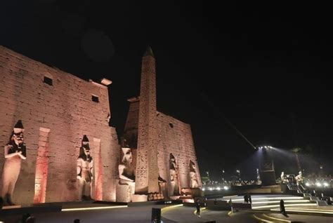  El Desfile de Luxor: Un Espectáculo Brilliante que Iluminó el Mundo con la Magia de Xenia