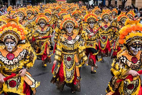 El Gran Desfile de Papillon: Un Éxtasis de Trajes Extravagantes y Música Exuberante